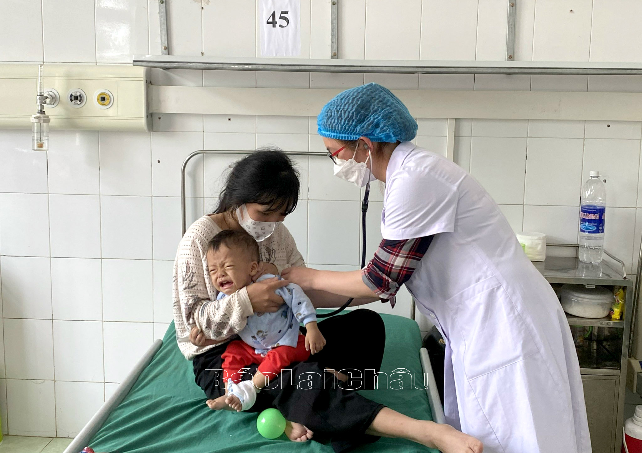 Bác sỹ Trung tâm y tế huyện Sìn Hồ thăm khám cho các bệnh nhân nhi.